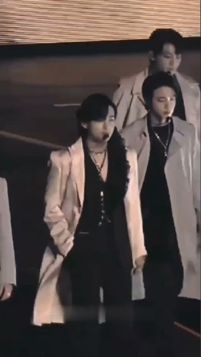 wait taehyung iconic walk 🥵💜