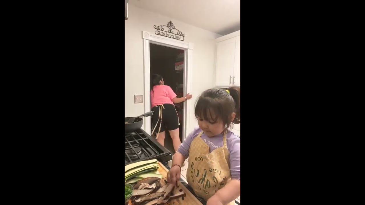 Cooking keto lasagna with Magalita - YouTube