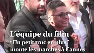 L’équipe du film “Un petit truc en plus” monte les marches à Cannes