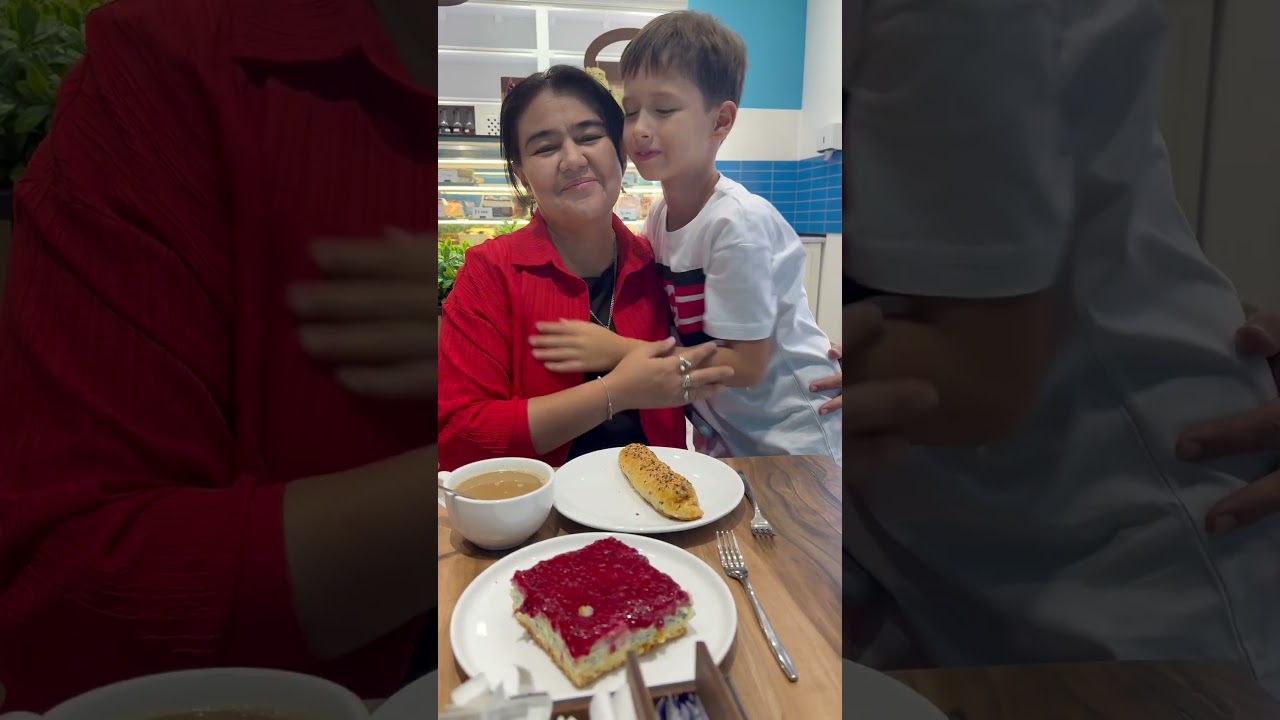 Маленький джентльмен с бабушкой в кафе ☕ 