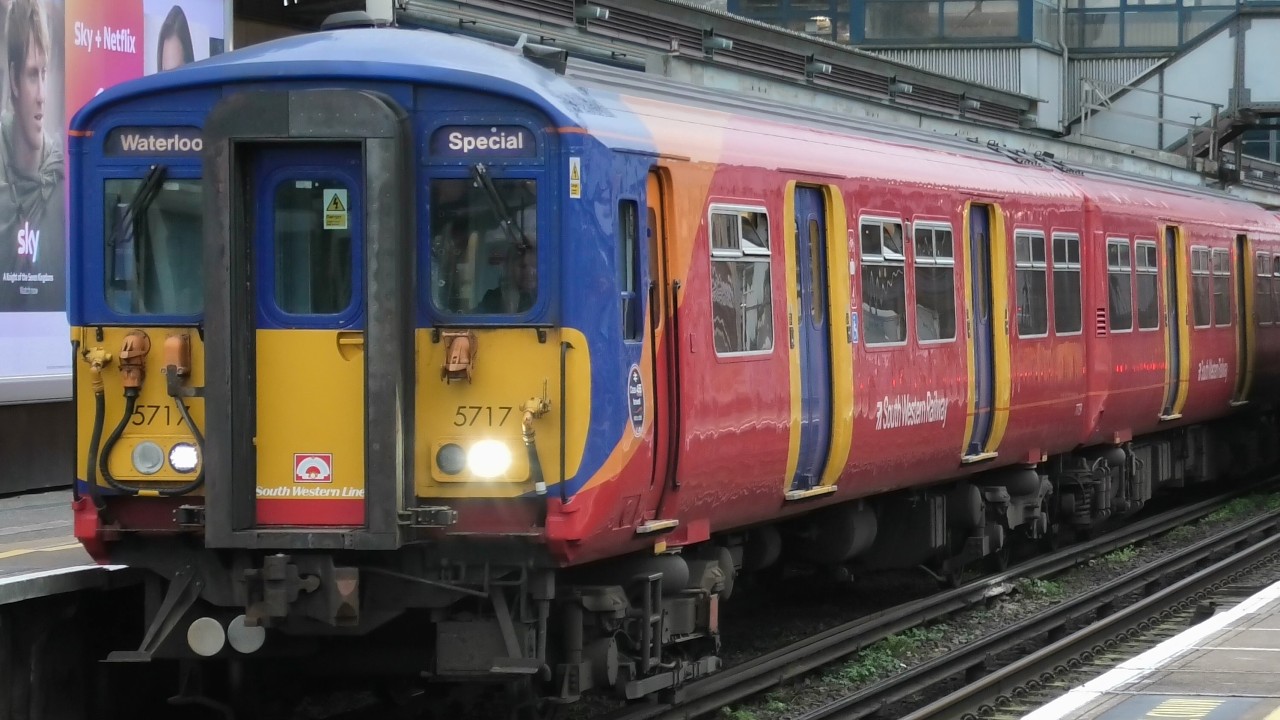 SWR Class 455s - 455727 + 455717 In Service Arriving & Departing Guildford - 18th February 2026