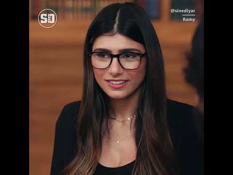 Qiz dugonasining porno videosini yalaydi va sochini oladi Kamtar yalangoch qiz video