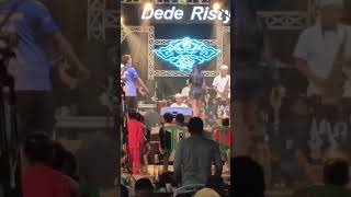 Penyanyi Baju Hitam Manggung