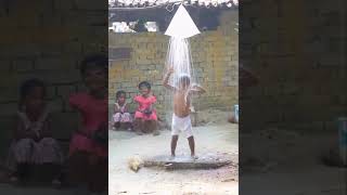 Küçük Bir Çocuğun, Poşete Su Ko Düşük Bütçeli Duşun Altında Yaşadığı Paha Biçilemez Mutluluk