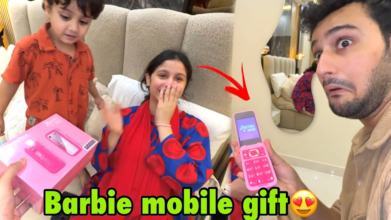 Фариха приехала погостить дома, и я с радостью подарила ей телефон Барби.