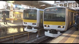 3列車が並んだ津田沼駅に到着する中央総武緩行線の上下線と始発の列車