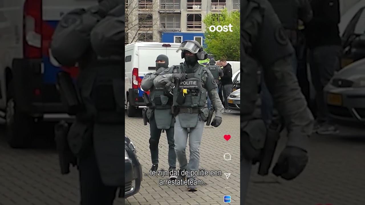 Zwaar geschut bij politie inval in Enschede #Oost #inval #mobieleeenheid #politie