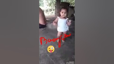Bambine pazze che ballono con il pannolone