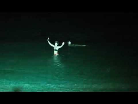 Ζεϊμπέκικο μέσα στη θάλασσα της Ραψάνης λόγω κορονοϊού