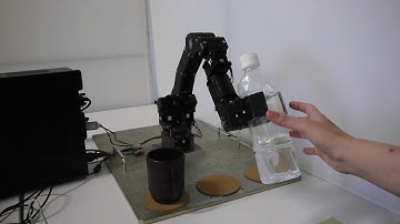 Robot recognizes expected object from hand pre-grasping shape