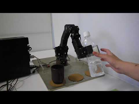 Robot recognizes expected object from hand pre-grasping shape