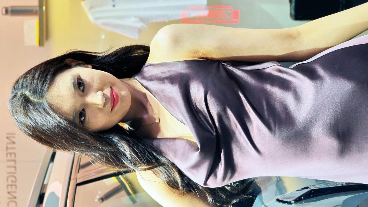 모델 Spaghetti strap maxi dress with high heels | 오토살롱위크 Shenzhen Auto Show | 4K 직캠