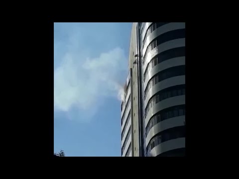 Incêndio destrói empresa em prédio comercial no Água Verde, em Curitiba