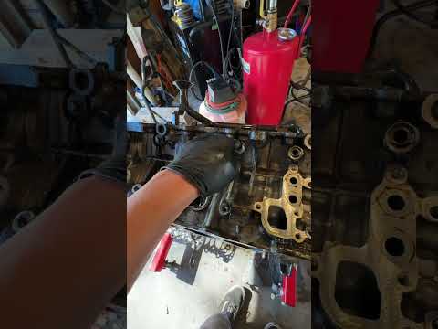 How to remove Ford 4.6 Teksid block main caps #mechanic #ford #cobra #diy #mustang #car