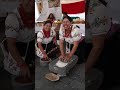 Mujer indígena de Ecuador muelle maíz (morocho) en una piedra para harina de cauca.
