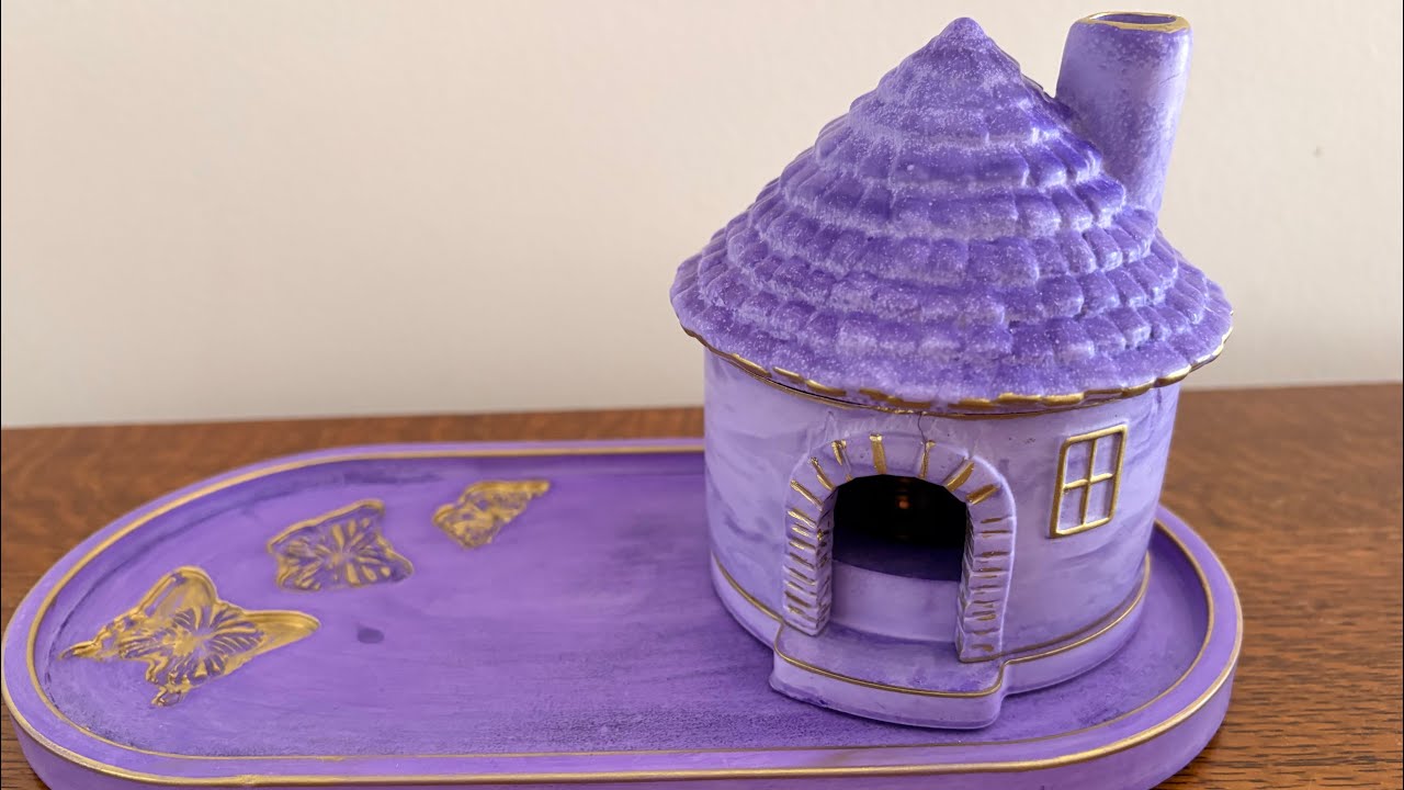 Фиолетовый экологичный домик для благовоний из смолы с работающей дымоходной трубой.