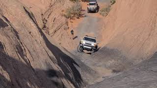 Jeep Wrangler JKU VS Toyota FJ Cruiser on Hells Gate! Hells Revenge Moab Utah 2020