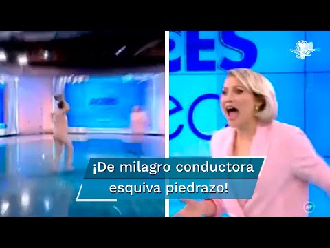 Mujer desnuda irrumpe en noticiario y ataca con un ladrillo a conductora en Rumania