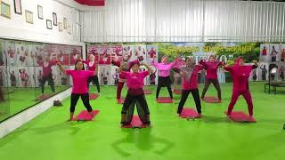 Pilates memakai alat Bantu Barbel