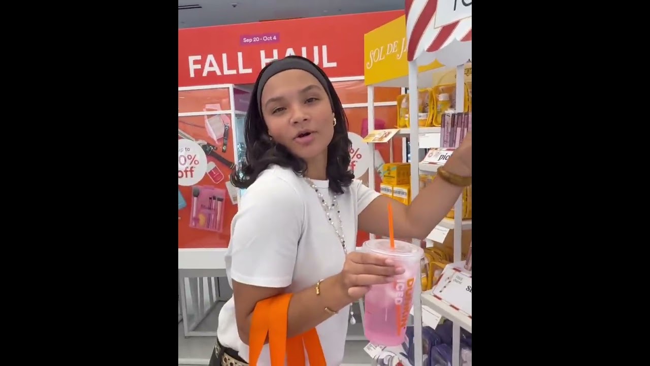 Shop tarte x @dunkin in @ultabeauty NOW‼️💋A vanilla icing treat for your lips & FREE charms❤️