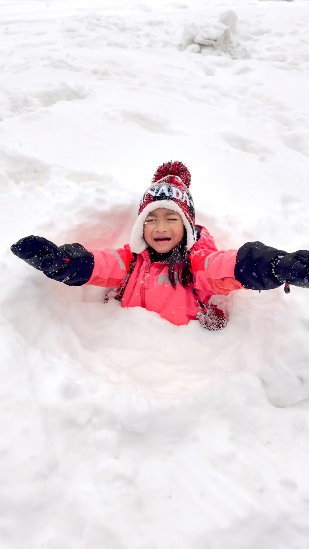 Mom and baby brother save sister from snow danger ❄️???❤️????☃️