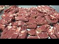 Мясо на рынке. meat cutting, meat, butcher, 肉,切肉,屠夫,猪肉,牛肉,羊肉,鸡,係食物呀！