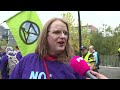 XR-demonstranten blokkeren NOS-gebouw, politie grijpt niet in!