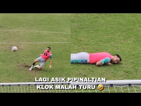 Lagi asik malah turu!! Sesi have fun Marc Klok saat adu pinalti lawan kiper diklat PERSIB