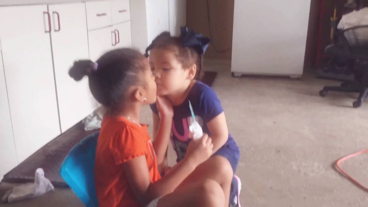 Girls Kissing Youtube