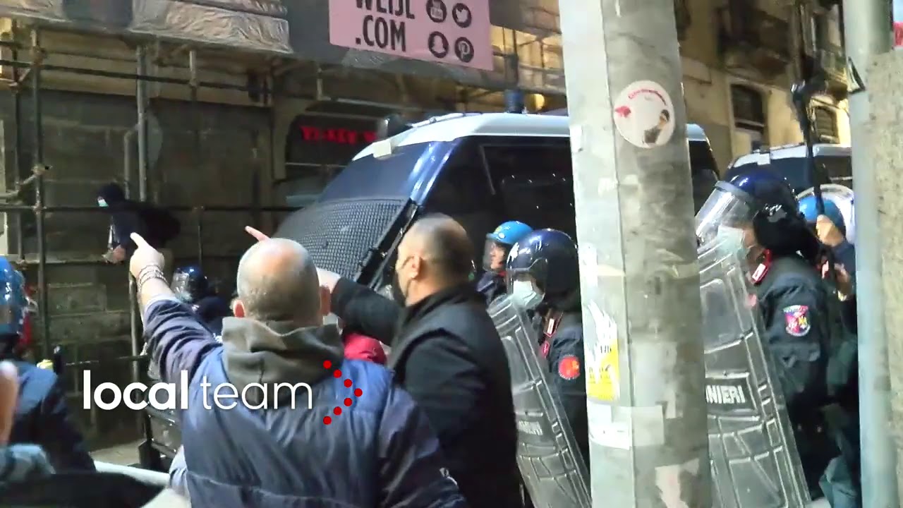 Covid, tensione a Catania: bombe carta contro la Prefettura