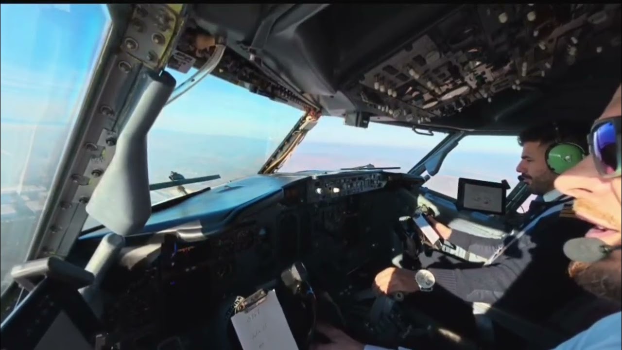 ⁣Boeing 737 Low Visibility Approach & Landing - Cluj, Romania