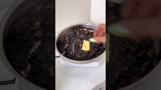 🖤 Risotto en tinta de calamar… elegante, cremoso y con full sabor del mar.
