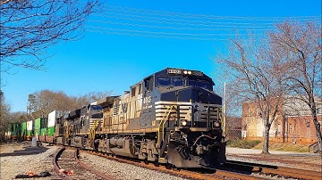 NS AC44C6M #4003 ("Black Mane") leads 204