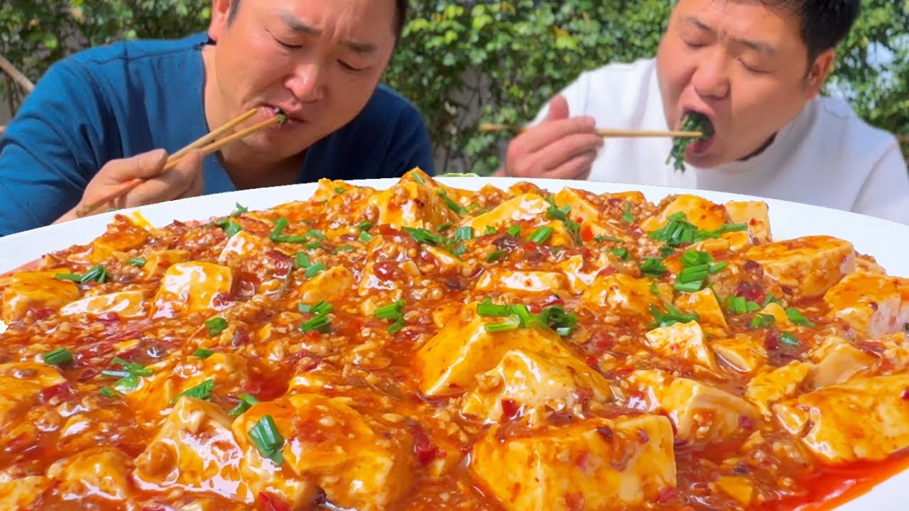 終於下雨了，二弟做一大盆“麻婆豆腐”，拌米飯能炫三大碗【鐵鍋視頻】