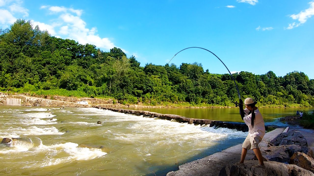 대물이 가득하다는 한탄강에서 쏘가리 사냥에 나선 여자