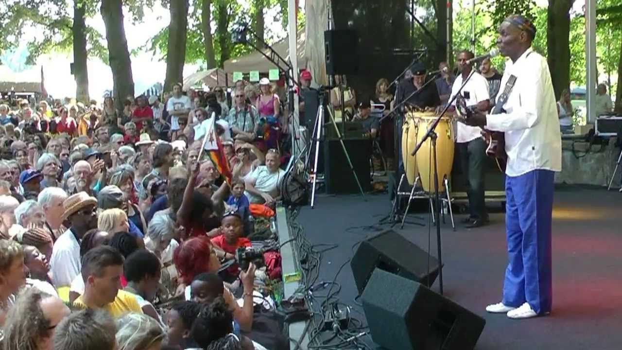 Oliver Mtukudzi - 2 - LIVE at Afrikafestival Hertme 2013