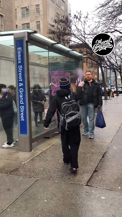 GRAFFITI KID SPRAYS MAN'S FACE 😳 #graffiti #graffitiart #shorts