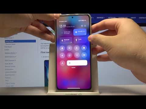Video: Paano I-on Ang Flashlight Sa Isang Xiaomi Smartphone