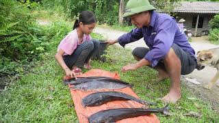 Poor girl. Amazing Catch fish by hand | Hand Fishing For Catfish - Go to the village to sell