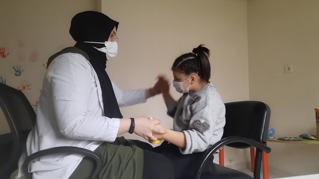 Başlangıçta Yönerge Almayan ve Sınıfta İstediği Gibi Gezmeye Çalışan Öykü'nün Gelişim Serüveni - 1