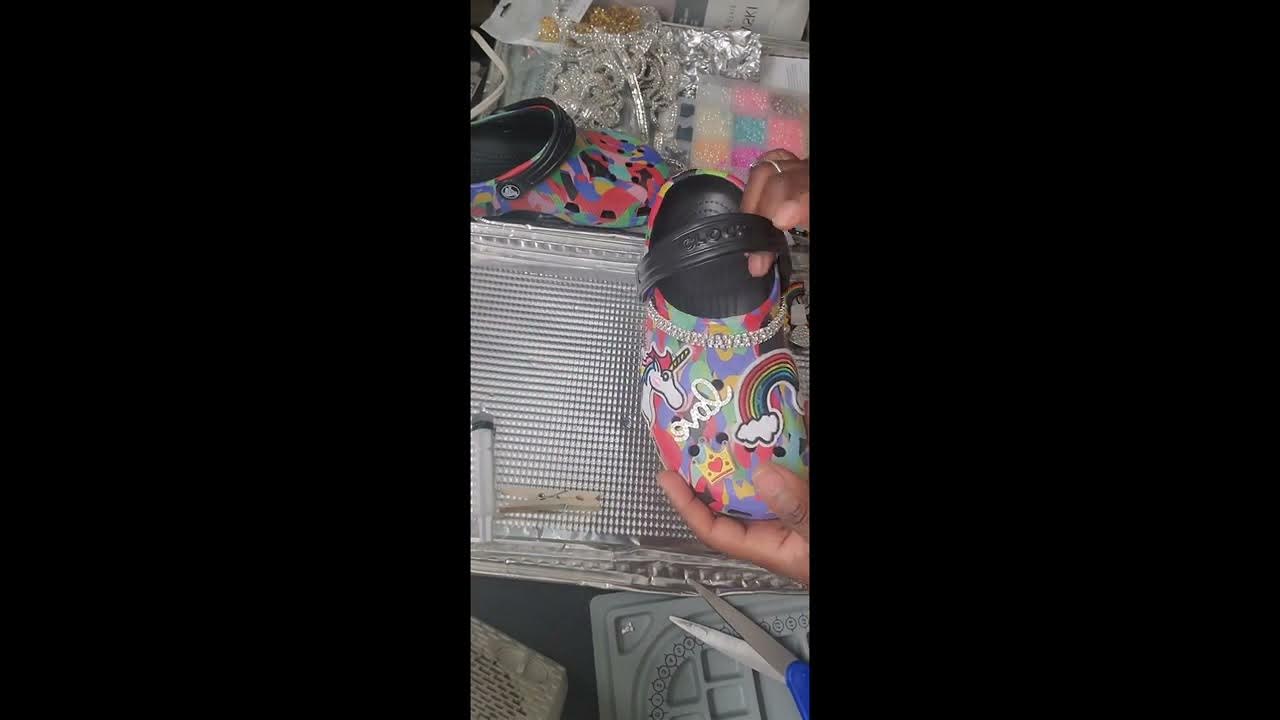 How to add Charms and Patches to Crocs Glues to Use Talk and Walk