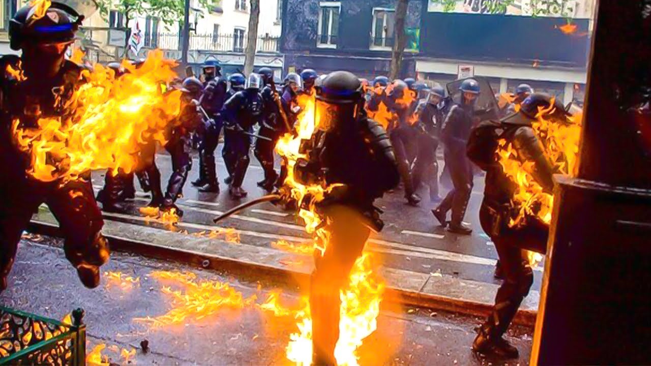 Тысячи французов бьются с полицией, громят магазины и машины на протестах в Париже