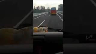 Balapan Truck Vs Bus Di Jalan Raya. . .