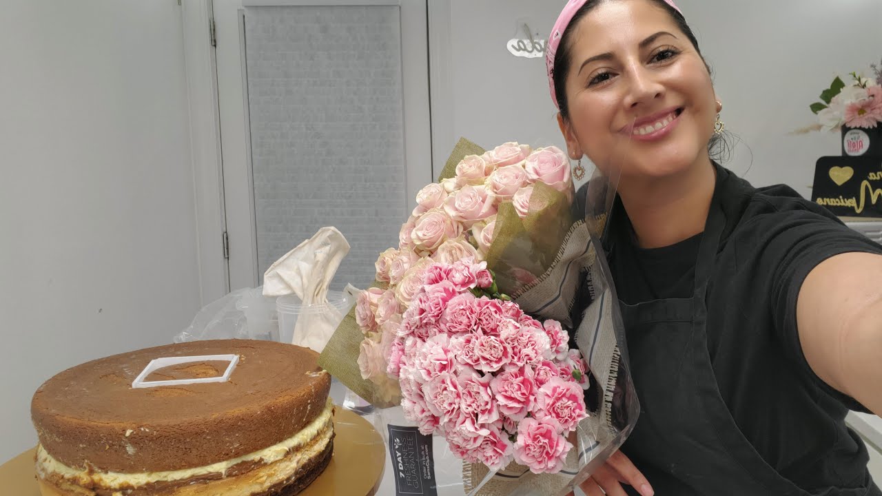 cómo nos irá a quedar este PASTEL DE BODA con flores naturales 🤩