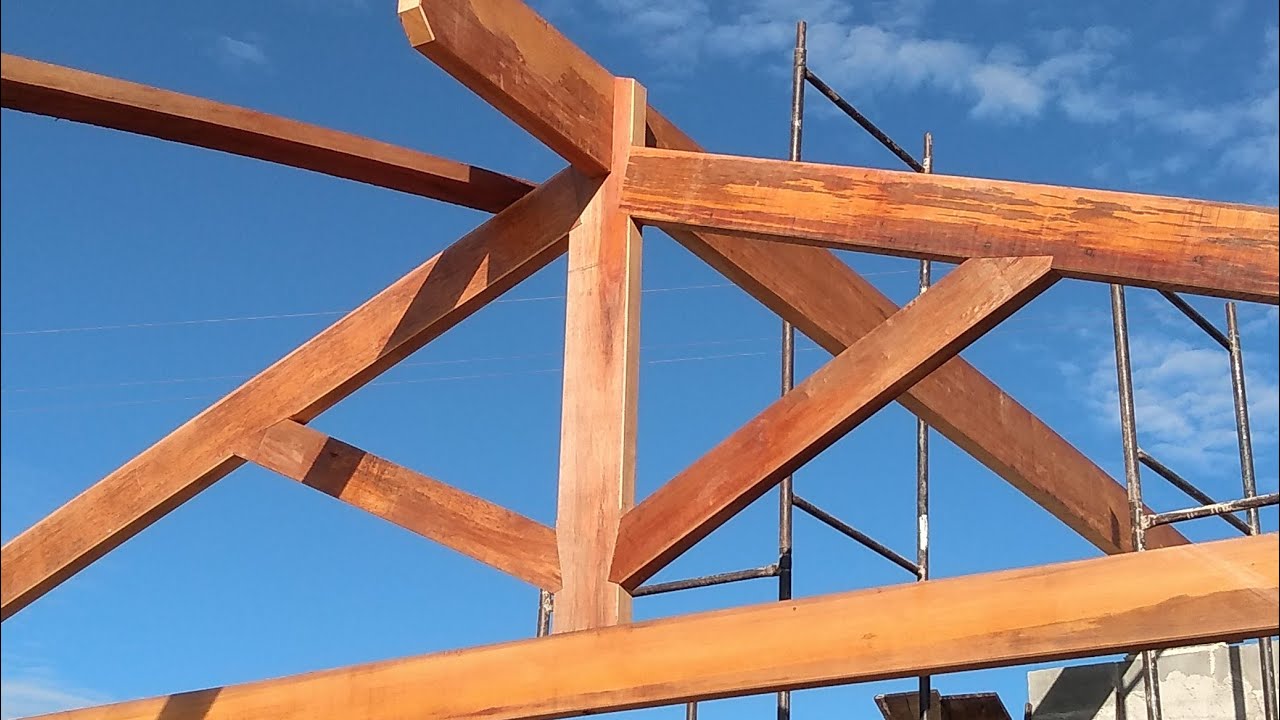 TESOURA DE MADEIRA APARENTE