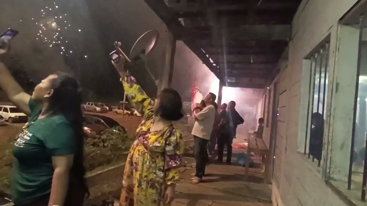 PENYEDIAAN MAKANAN & MENYASIKAN MERCUN BUNGA API SEMASA HARI GAWAI