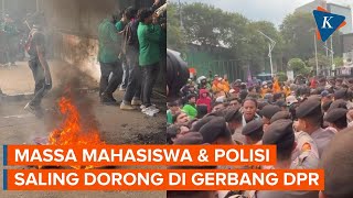 Demo Memanas, Massa Mahasiswa Saling Dorong dengan Polisi dan Bakar Ban di Gerbang DPR
