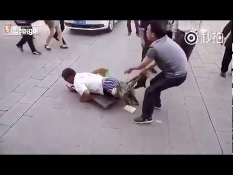 მამაკაცს, რომელიც მოწყალებას ითხოვდა, გამვლელმა შარვალი გახადა -  შედეგი შოკში ჩაგაგდებთ