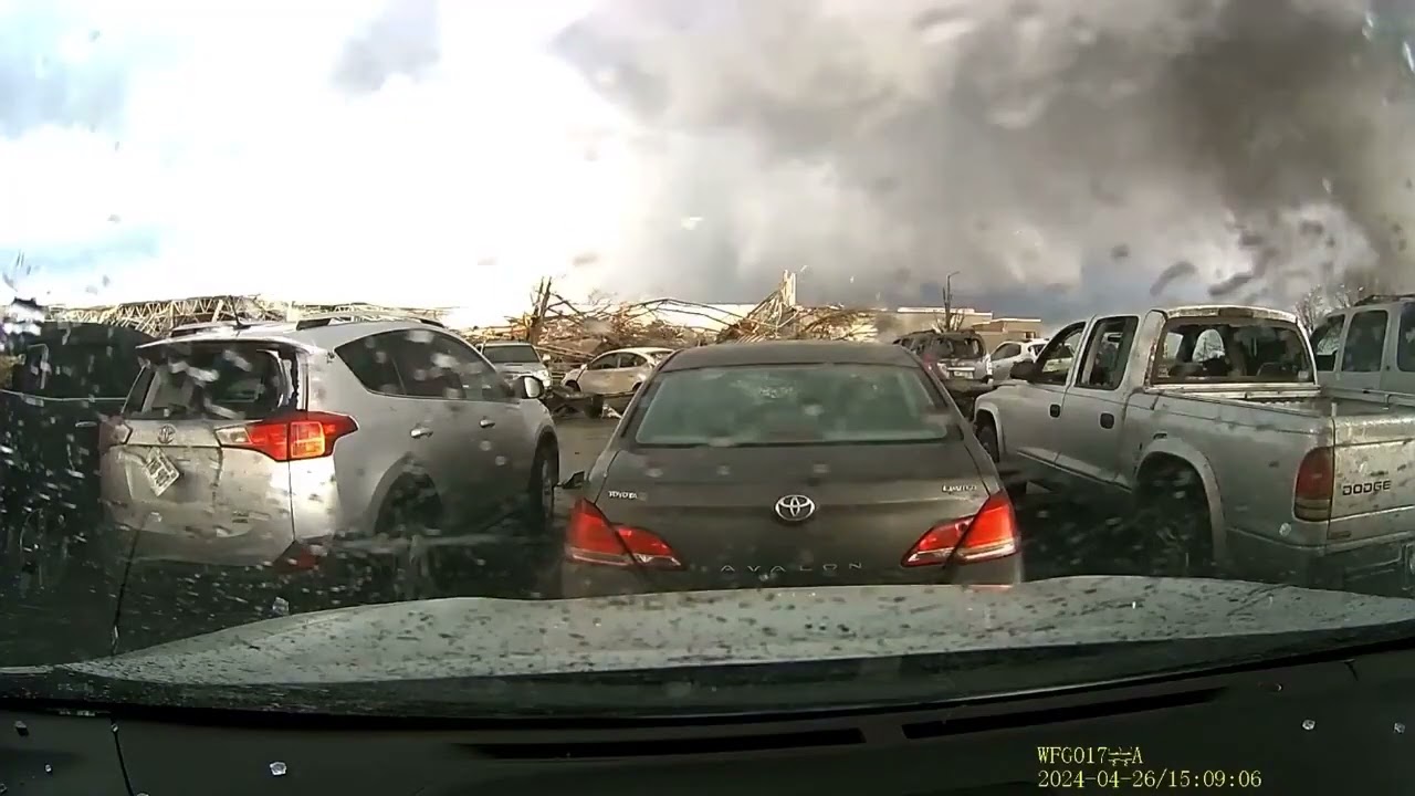 cámara de un vehículo muestra el  tornado EF-3 destruyó un almacén con 70 trabajadores .