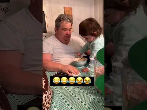 بچه فکر می کرد قاشو رو هم میخورن